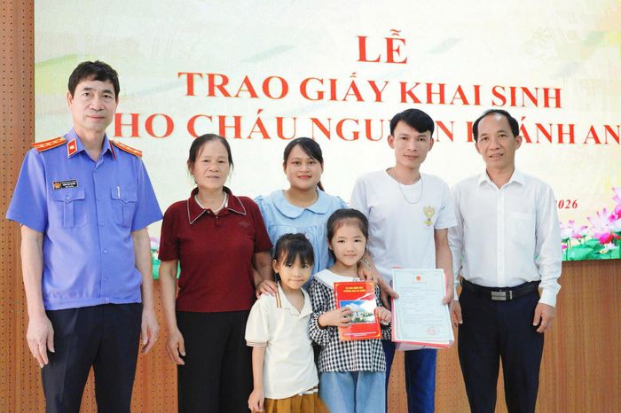 Lãnh đạo phường Nam Gia Nghĩa trao quà động viên gia đình cháu Khánh An