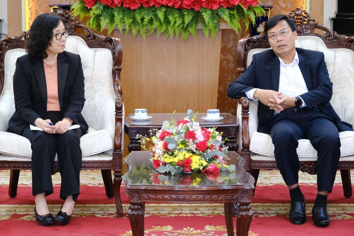 Đồng chí Đinh Văn Tuấn, Phó Chủ tịch UBND tỉnh Lâm Đồng trao đổi với bà Nguyễn Phương Trà, Vụ trưởng Vụ Trung Đông - Châu Phi (Bộ Ngoại giao) về các tiềm năng, thế mạnh của địa phương