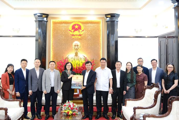 Lãnh đạo tỉnh Lâm Đồng tặng quà lưu niệm Đoàn công tác Bộ Ngoại giao
