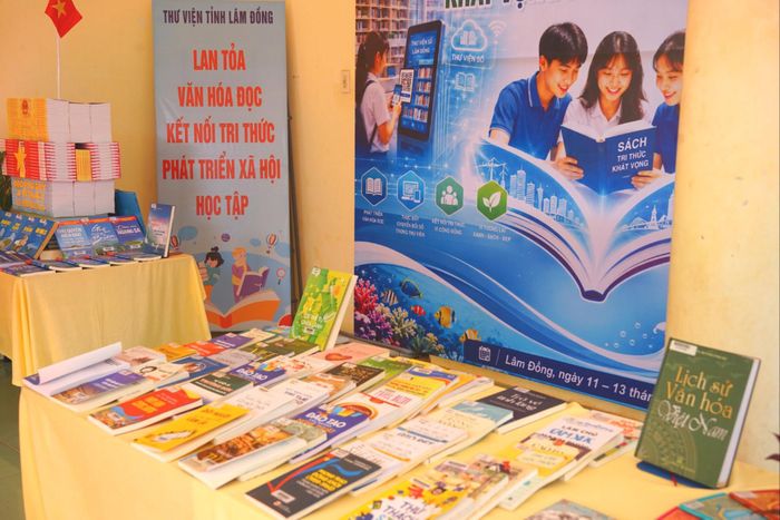 Không gian trưng bày tại khu vực diễn ra triển lãm sách