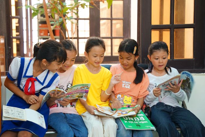 Các bạn nhỏ háo hức tìm sách, truyện tranh ngồi đọc tại Thư viện Đặc khu Phú Quý