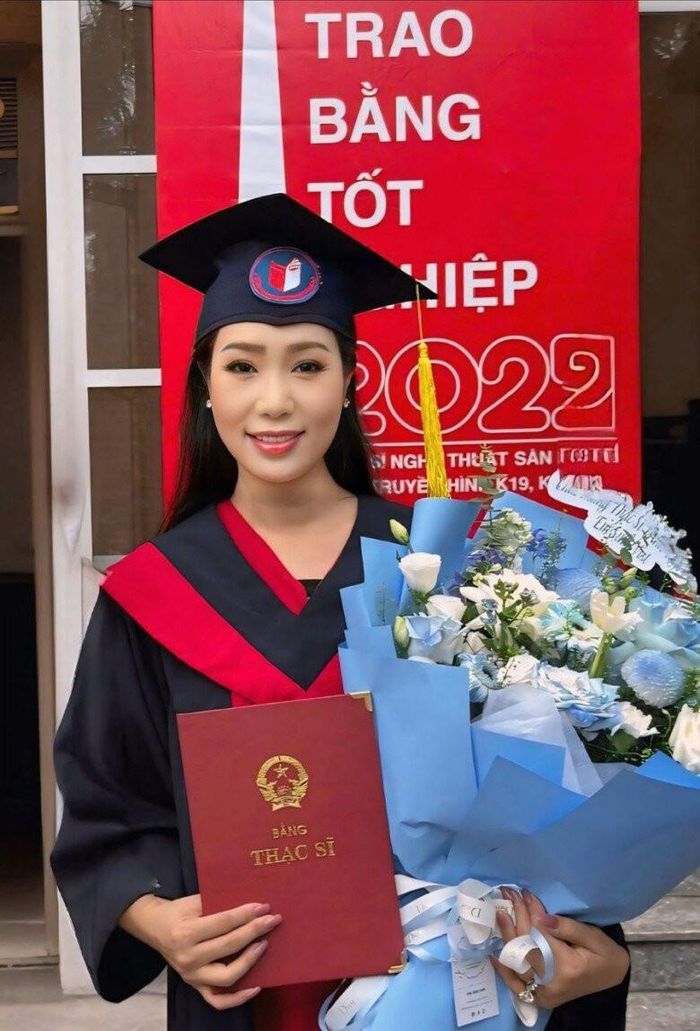 NSND Trịnh Kim Chi trau dồi học vấn ở tuổi ngoài 50.
