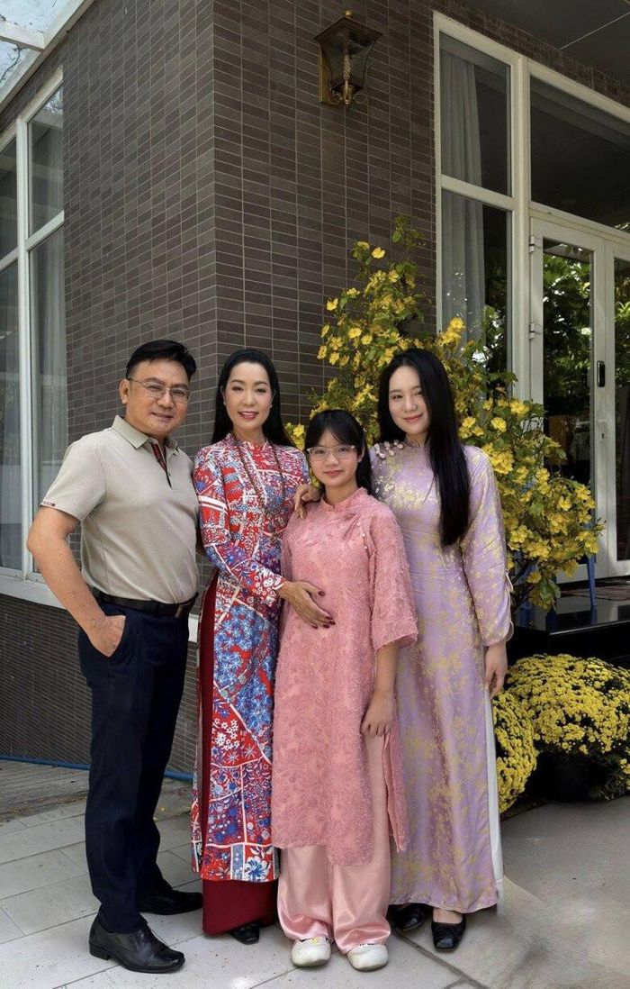 Gia đình hạnh phúc của NSND Trịnh Kim Chi và chồng doanh nhân.