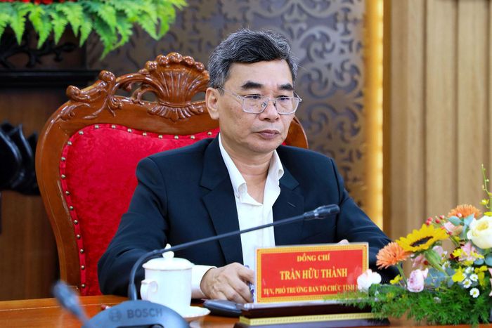Đồng chí Trần Hữu Thành, Tỉnh ủy viên, Phó Trưởng Ban Tổ chức Tỉnh ủy Lâm Đồng chủ trì theo dõi hội thảo tại điểm cầu trực tuyến tại điểm cầu Lâm Đồng