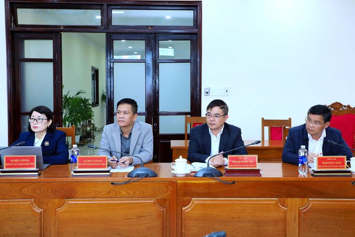 Lãnh đạo các ban, ngành liên quan của Lâm Đồng dự và theo dõi hội thảo tại điểm cầu trực tuyến