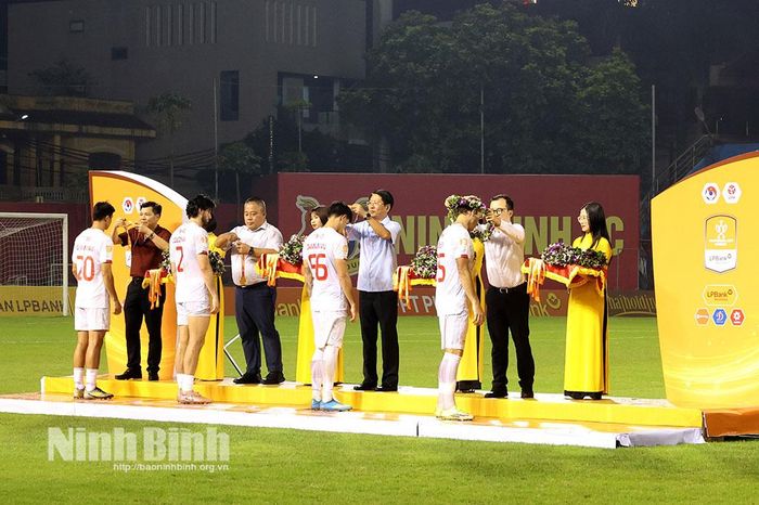 Ban Tổ chức trao Huy chương Đồng cho các cầu thủ Thể Công - Viettel.