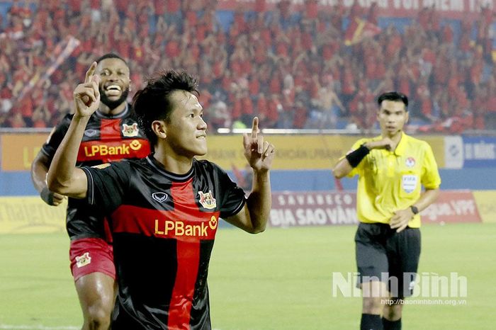 Cầu thủ Bảo Toàn ăn mừng khi ghi được bàn thắng nâng tỷ số lên 3 - 1 cho đội chủ nhà Ninh Bình FC.