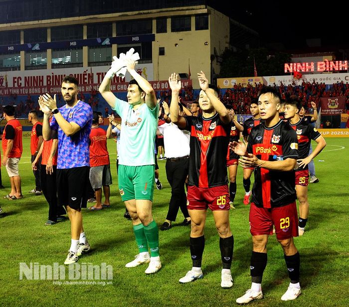Thắng Thể Công - Viettel các cầu thủ Ninh Bình FC vào chơi trận chung kết Cúp Quốc gia gặp Công an TP. Hồ Chí Minh.