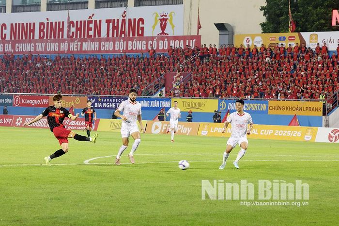 Pha dứt điểm sát vạch 16,5m của Hoàng Đức ghi bàn nâng tỷ số lên 2 - 0 cho đội chủ nhà Ninh Bình FC.