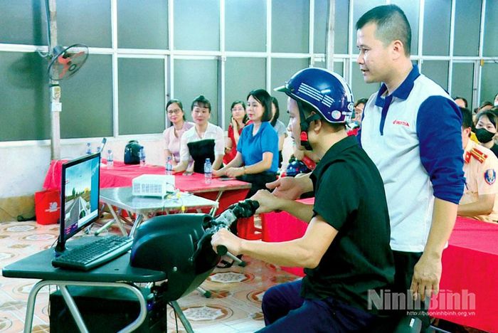 Hướng dẫn kỹ năng lái xe an toàn trong ca-bin mô phỏng cho công nhân lao động tại Khu công nghiệp Đồng Văn, phường Đồng Văn.