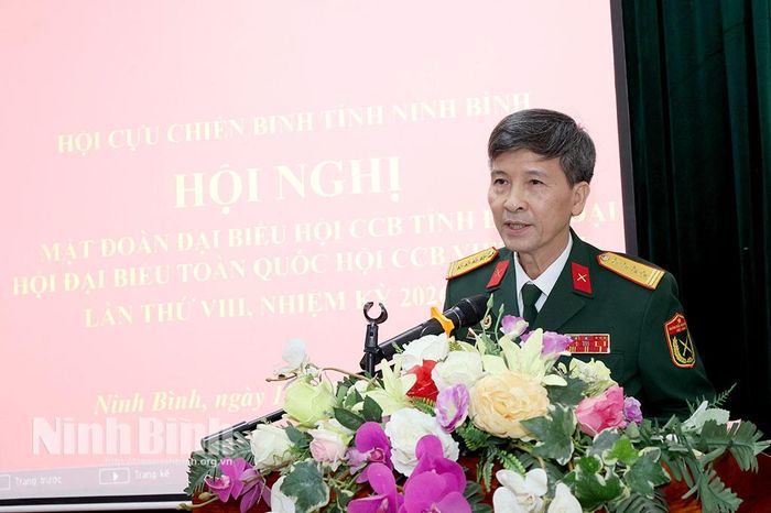 Đồng chí Chủ tịch Hội CCB tỉnh Bùi Văn Tuất phát biểu tại buổi gặp mặt.