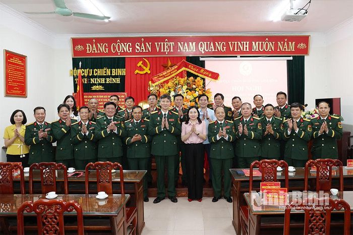 Đồng chí Đinh Thị Lụa, Phó Bí thư Tỉnh ủy, Chủ tịch Ủy ban MTTQ Việt Nam tỉnh và các đại biểu chụp ảnh lưu niệm.