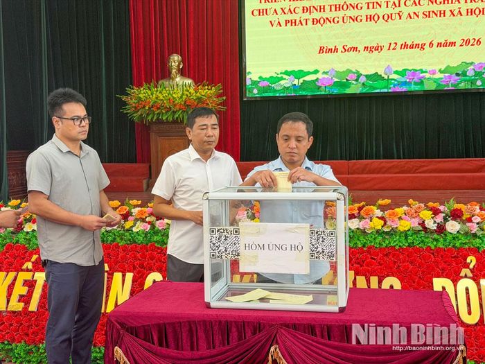 Các đồng chí lãnh đạo xã Bình Sơn tham gia ủng hộ Quỹ “An sinh xã hội”.