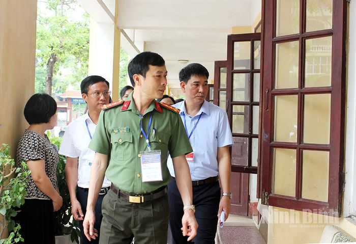 Đồng chí Đại tá Lê Văn Tuấn, Phó Giám đốc Công an tỉnh kiểm tra tại điểm thi Trường THPT Tống Văn Trân. Ảnh: Thành Trung