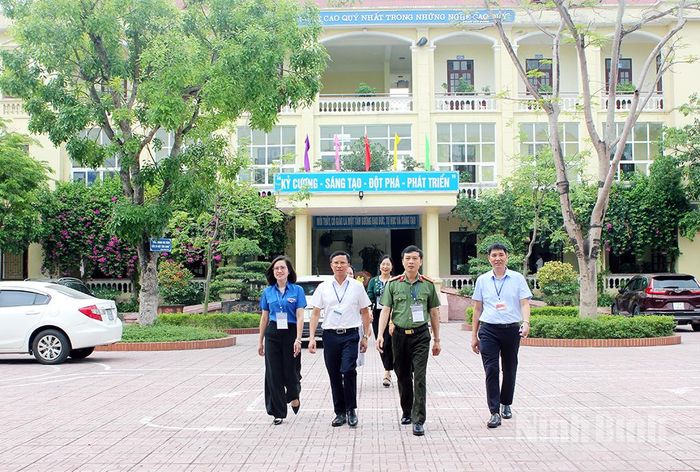 Đoàn kiểm tra tại điểm thi tại Trường THPT Tống Văn Trân. Ảnh: Thành Trung