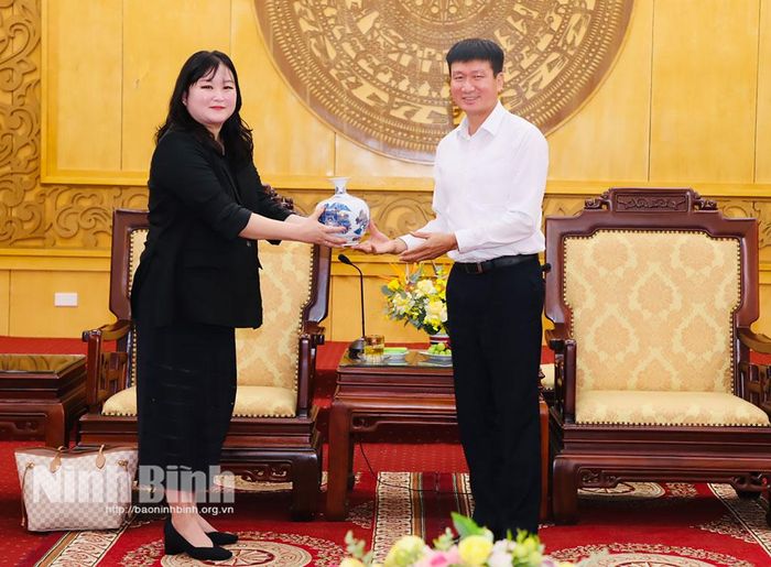 Đồng chí Bí thư Tỉnh ủy Trần Huy Tuấn tặng quà lưu niệm cho bà Ahn Ji Yoon, Giám đốc Phát triển kinh doanh quốc tế Tập đoàn TKG Taekwang, Tổng Giám đốc Taekwang Power.