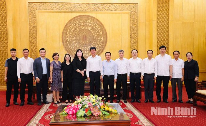 Các đại biểu chụp ảnh lưu niệm.