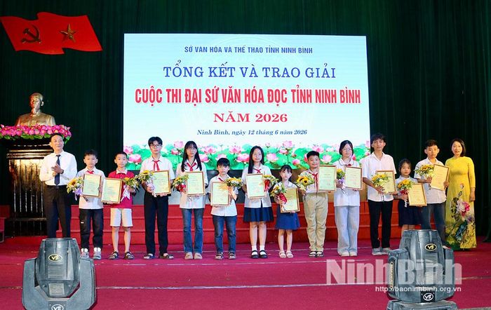 Ban Tổ chức cuộc thi trao giải Nhì cuộc thi Đại sứ văn hóa đọc tỉnh Ninh Bình năm 2026 cho các học sinh.