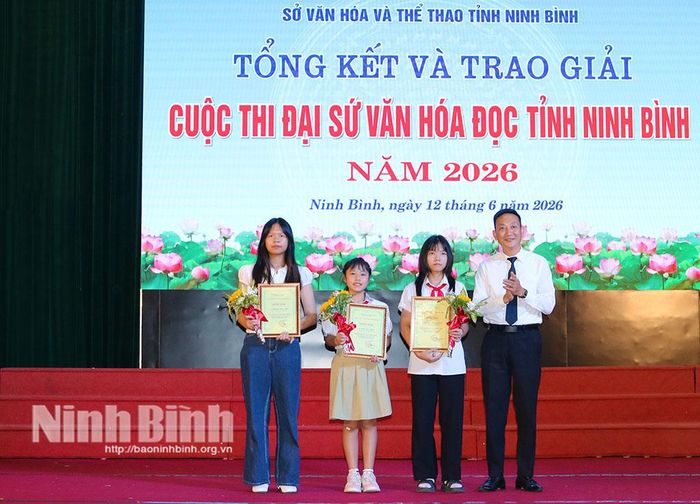Ban Tổ chức cuộc thi trao giải Đại sứ văn hóa đọc cho các học sinh xuất sắc.