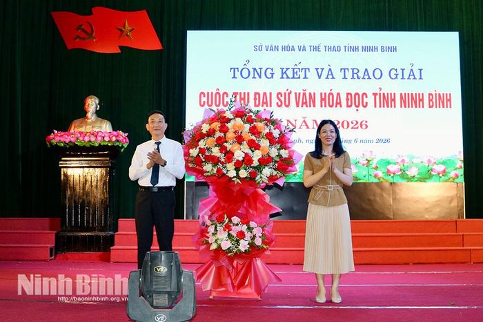Lãnh đạo Ban Tuyên giáo và Dân vận Tỉnh ủy tặng hoa chúc mừng Ban Tổ chức cuộc thi.