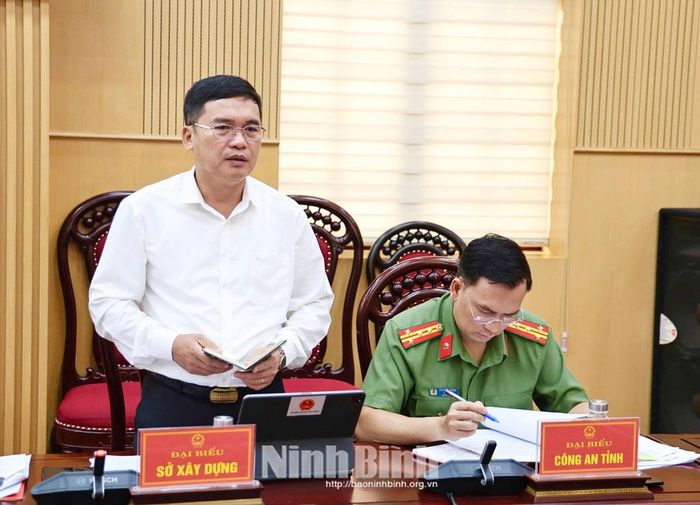 Đồng chí Nguyễn Văn Lượng, Ủy viên Ban Thường vụ Tỉnh ủy, Giám đốc Sở Xây dựng phát biểu tại hội nghị.