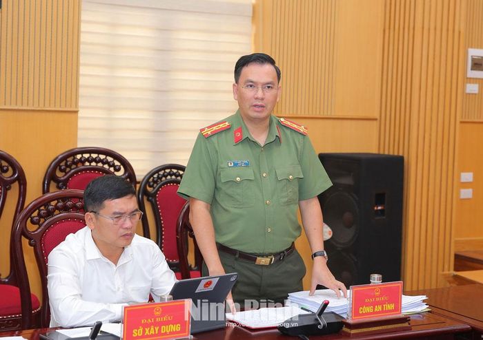 Đồng chí Cù Quốc Thắng, Ủy viên Ban Thường vụ Tỉnh ủy, Giám đốc Công an tỉnh phát biểu tại hội nghị.