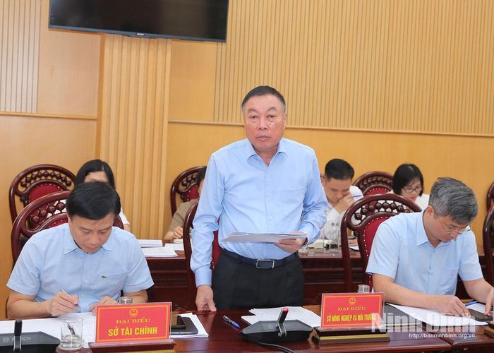 Đồng chí Đinh Văn Tiên, Ủy viên Ban Thường vụ Tỉnh ủy, Giám đốc Sở Nông nghiệp và Môi trường phát biểu tại hội nghị.