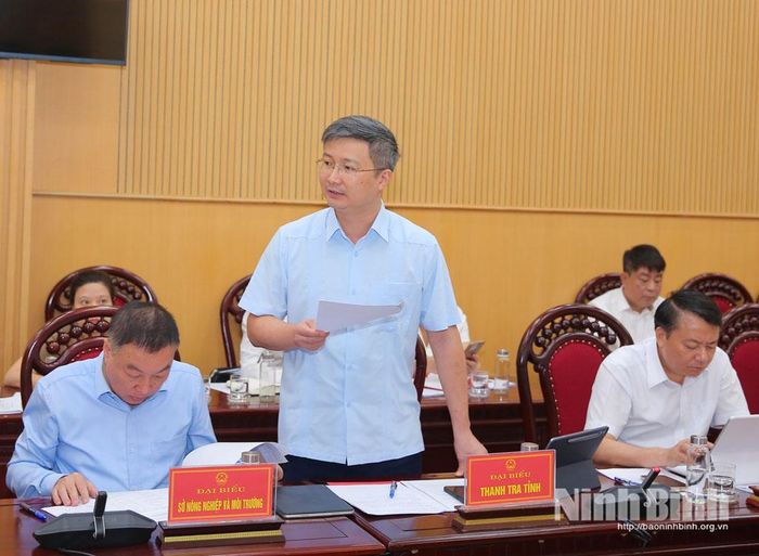 Đồng chí Lê Văn Cường, Tỉnh ủy viên, Chánh Thanh tra tỉnh phát biểu tại hội nghị.