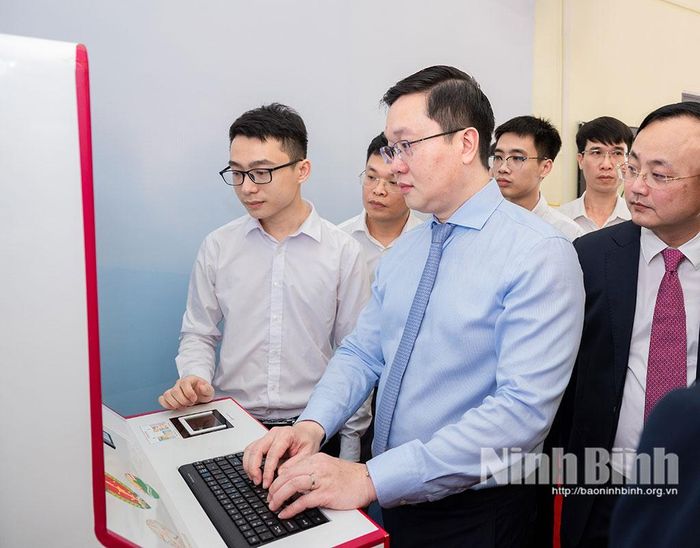 Đồng chí Trần Đăng Quỳnh, Ủy viên dự khuyết Trung ương Đảng, Phó Bí thư Thường trực Tỉnh ủy cùng các đại biểu tham quan trải nghiệm Kiosk Hành chính công thông minh tại lễ ra mắt.
