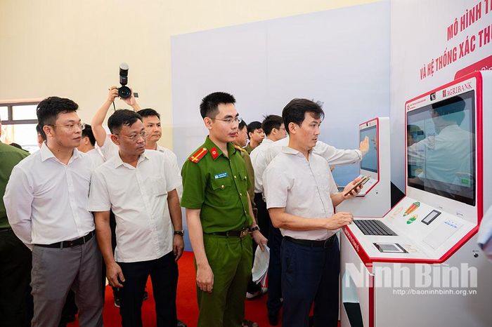 Nhân dân trải nghiệm Kiosk Hành chính công thông minh tại lễ ra mắt.