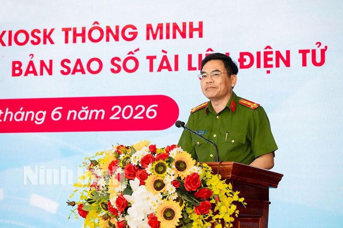 Đồng chí Đại tá Đỗ Hoài Nam, Phó Giám đốc Công an tỉnh báo cáo kết quả phối hợp thực hiện mô hình thí điểm Kiosk Hành chính công thông minh và hệ thống xác thực, cấp bản sao số tài liệu điện tử.