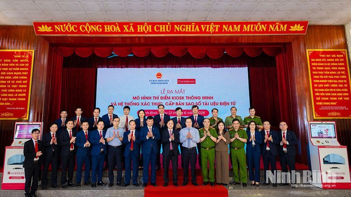 Các đại biểu chụp ảnh lưu niệm tại lễ ra mắt.