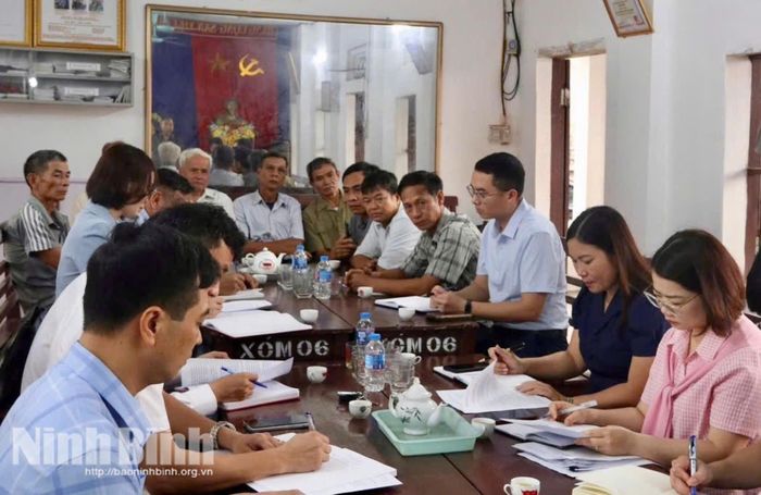 Thường vụ Đảng ủy xã Yên Đồng làm việc với chi bộ thôn La Ngạn 1.