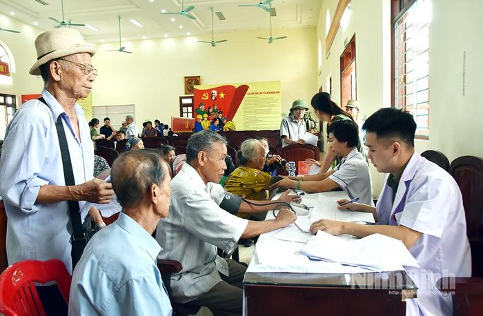 Người dân xã Nam Ninh được khám bệnh, tư vấn, phát thuốc miễn phí tại Chương trình.