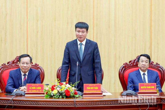 Đồng chí Bí thư Tỉnh ủy Trần Huy Tuấn phát biểu tại lễ ký kết.