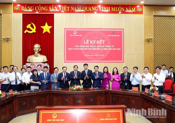 Các đồng chí lãnh đạo Bộ Y tế, lãnh đạo tỉnh, lãnh đạo Bệnh viện Bạch Mai chụp ảnh lưu niệm.