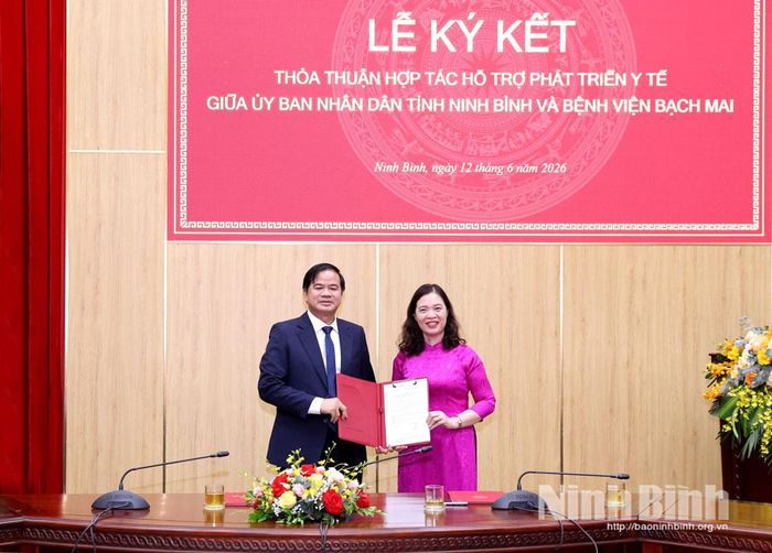 Đồng chí Phạm Thị Phương Hạnh, Tỉnh ủy viên, Giám đốc Sở Y tế tiếp nhận học bổng của Bệnh viện Bạch Mai trao cho ngành Y tế Ninh Bình.