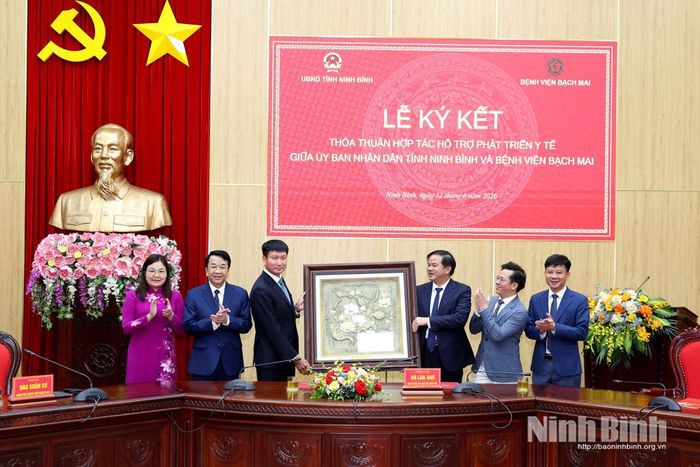 Lãnh đạo Bệnh viện Bạch Mai trao quà lưu niệm cho tỉnh Ninh Bình.