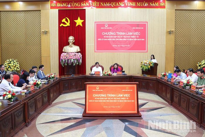 Quang cảnh buổi làm việc.