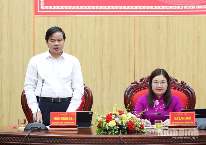 PGS.TS Đào Xuân Cơ, Giám đốc Bệnh viện Bạch Mai phát biểu tại buổi làm việc.