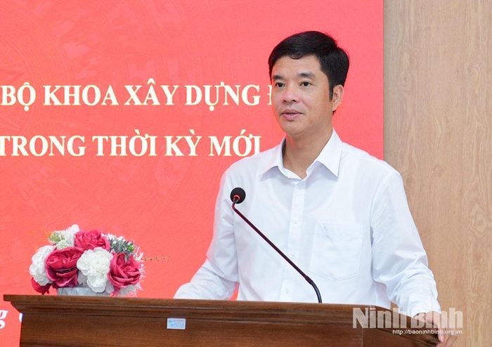 Đồng chí Phan Thành Công, Tỉnh ủy viên, Hiệu trưởng Trường Chính trị tỉnh phát biểu tại buổi sinh hoạt chuyên đề.