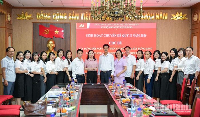 Đồng chí Đinh Thị Lụa, Phó Bí thư Tỉnh ủy, Chủ tịch Ủy ban MTTQ Việt Nam tỉnh chụp ảnh lưu niệm cùng đảng viên Chi bộ Khoa Xây dựng Đảng, Đảng bộ Trường Chính trị tỉnh.