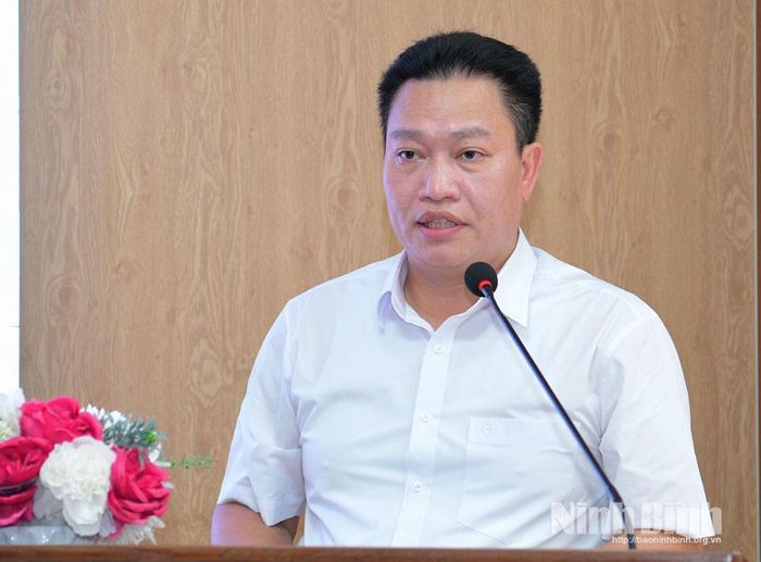 Đồng chí Đàm Cao Thượng, Bí thư Chi bộ Khoa Xây dựng Đảng, Đảng bộ Trường Chính trị tỉnh phát biểu tại buổi sinh hoạt chuyên đề.