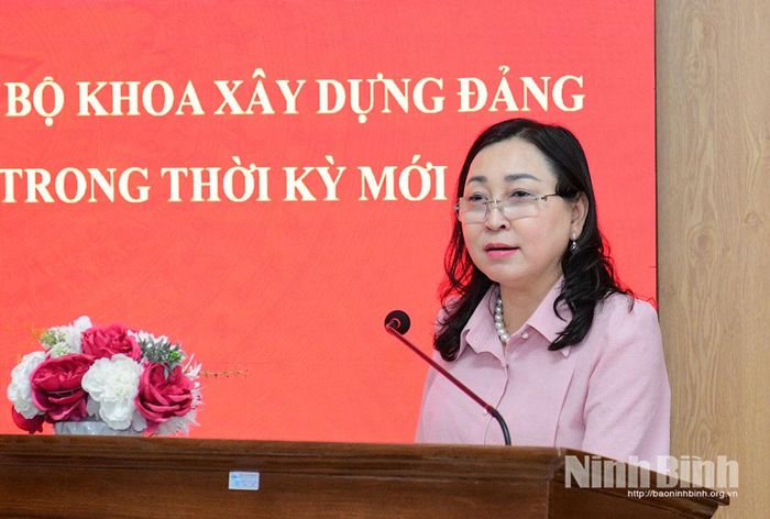 Đồng chí Đinh Thị Lụa, Phó Bí thư Tỉnh ủy, Chủ tịch Ủy ban MTTQ Việt Nam tỉnh phát biểu chỉ đạo tại buổi sinh hoạt chuyên đề.