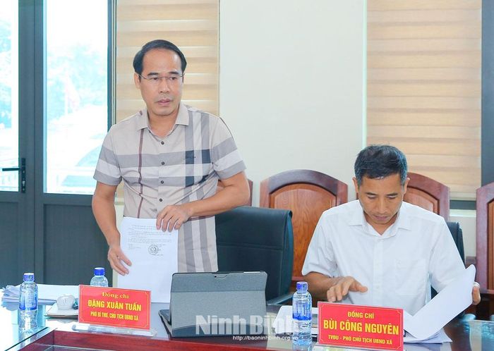 Đồng chí Đặng Xuân Tuấn, Phó Bí thư Đảng ủy, Chủ tịch UBND xã phát biểu tại hội nghị.
