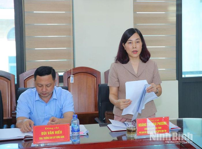 Đồng chí Hoàng Thị Hoài Phương, Tỉnh ủy viên, Phó Giám đốc Báo và phát thanh, truyền hình tỉnh phát biểu tại hội nghị.