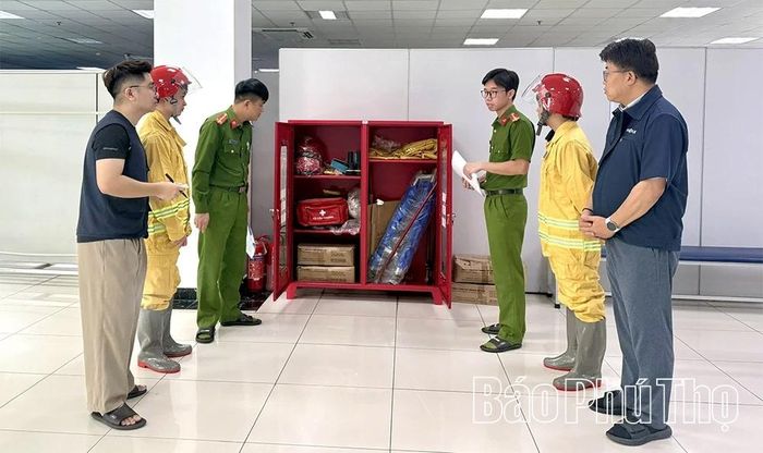 Tủ thiết bị phòng cháy chữa cháy với các thiết bị chuyên dụng được bố trí đầy đủ theo quy định.