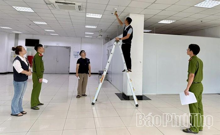 Lực lượng chức năng kiểm tra hoạt động của thiết bị cảm nhiệt và hệ thống báo cháy.
