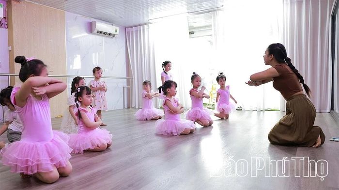 Dưới sự hướng dẫn của giáo viên, các em nhỏ tự tin thả mình vào không gian nghệ thuật.