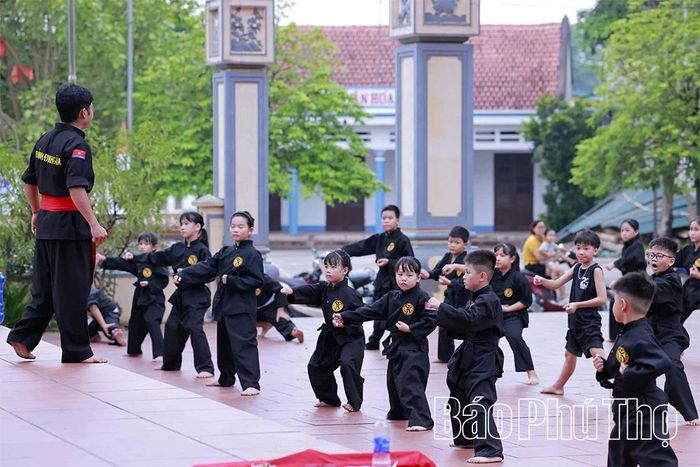 Sân đình rộn rã tiếng hô vang của các võ sinh nhí trong lớp võ cổ truyền ngày hè, nơi những mầm non thể thao được rèn giũa cả về thể chất lẫn ý chí kiên cường.